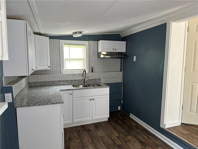 8510 Grandview Lane, Overland Park, KS 66212