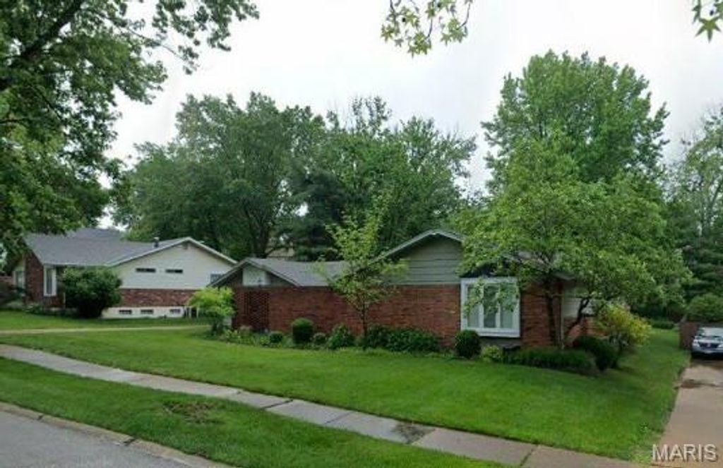 490 Maymont Drive, Ballwin, MO 63011