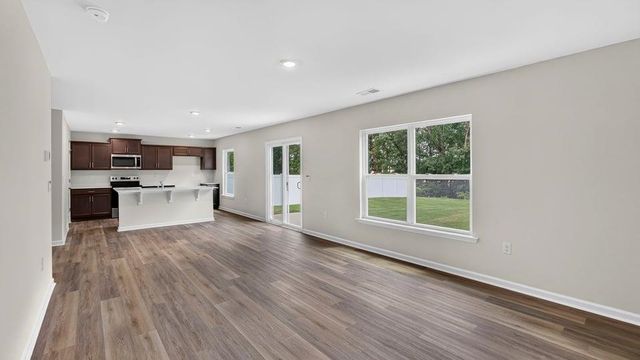 567 Valencia Circle, Wellford, SC 29385