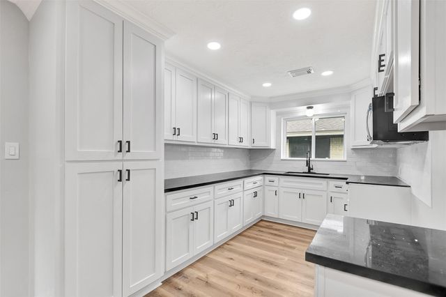 704 Teabury Avenue, Pasadena, TX 77503