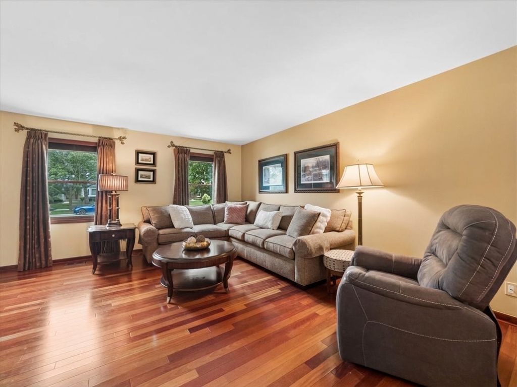 2571 N Douglas Avenue, Arlington Heights, IL 60004 — photo 3