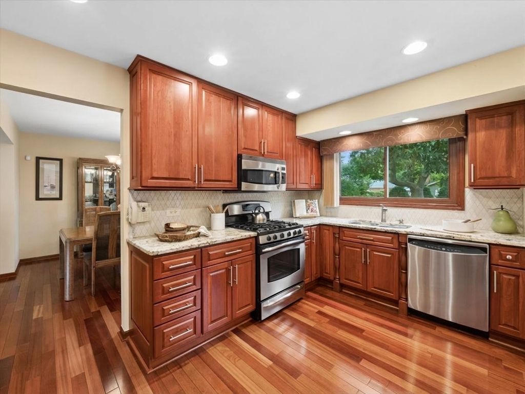 2571 N Douglas Avenue, Arlington Heights, IL 60004 — photo 5