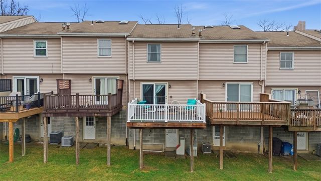 313 Hamlet Ct, Baldwin Boro, PA 15227