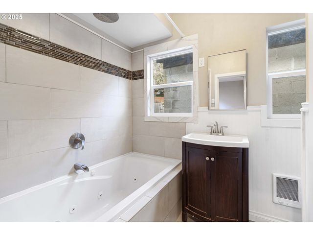 1241 Nw COUCH St, Camas, WA 98607