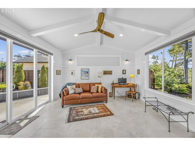 88084 LAKE POINT Dr, Florence, OR 97439