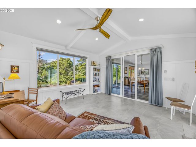 88084 LAKE POINT Dr, Florence, OR 97439