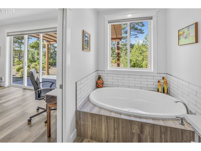 88084 LAKE POINT Dr, Florence, OR 97439