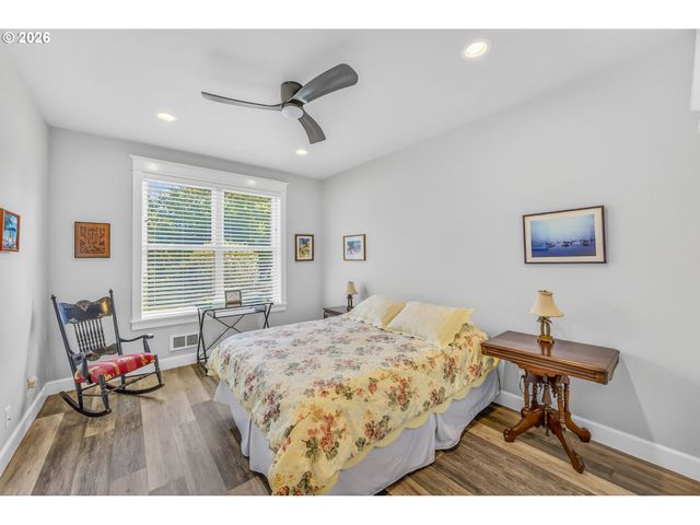 88084 LAKE POINT Dr, Florence, OR 97439