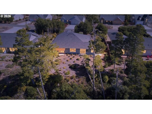 88084 LAKE POINT Dr, Florence, OR 97439