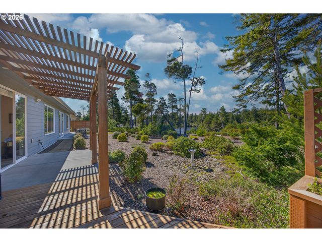 88084 LAKE POINT Dr, Florence, OR 97439