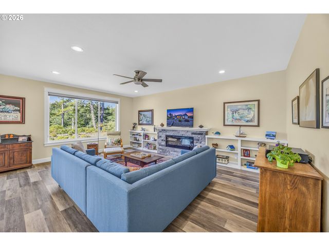 88084 LAKE POINT Dr, Florence, OR 97439