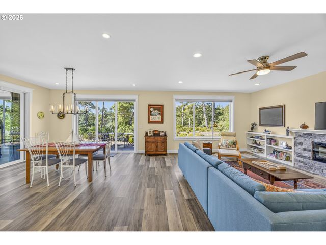 88084 LAKE POINT Dr, Florence, OR 97439