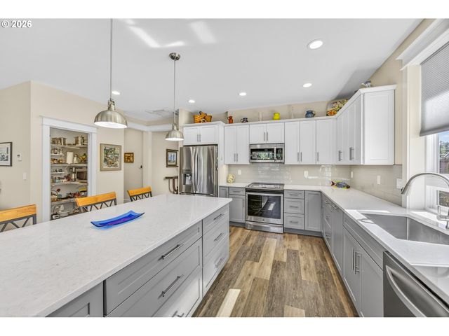 88084 LAKE POINT Dr, Florence, OR 97439