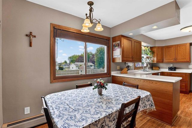 713 Park Avenue, Deforest, WI 53532