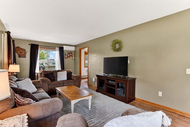 713 Park Avenue, Deforest, WI 53532