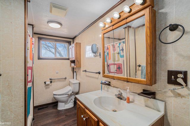 470 Michelson Rd, Houghton Lake, MI 48629