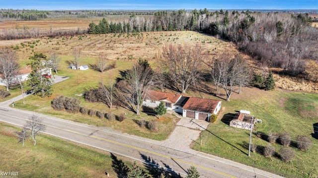 470 Michelson Rd, Houghton Lake, MI 48629