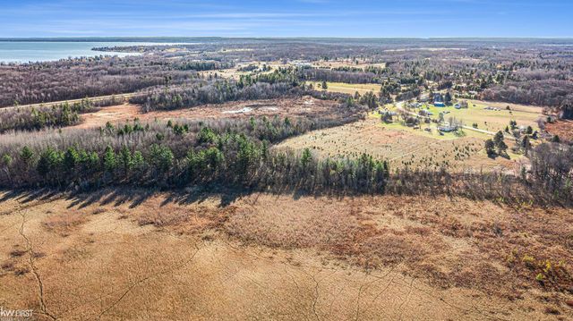 470 Michelson Rd, Houghton Lake, MI 48629