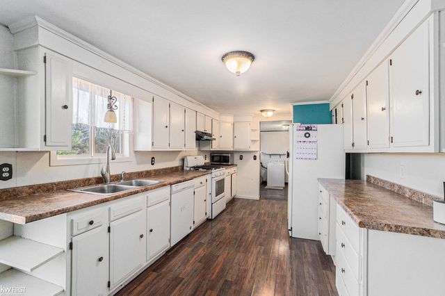 470 Michelson Rd, Houghton Lake, MI 48629