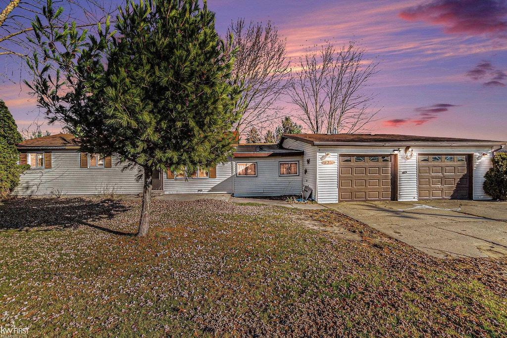 470 Michelson Rd, Houghton Lake, MI 48629