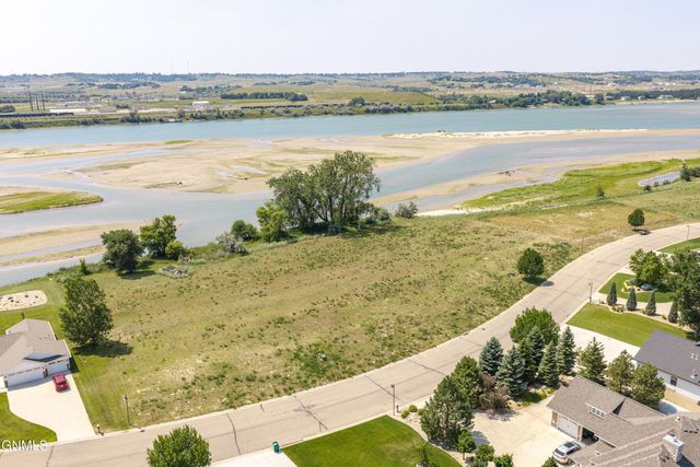 5924 Misty Waters Drive, Bismarck, ND 58503 property photo