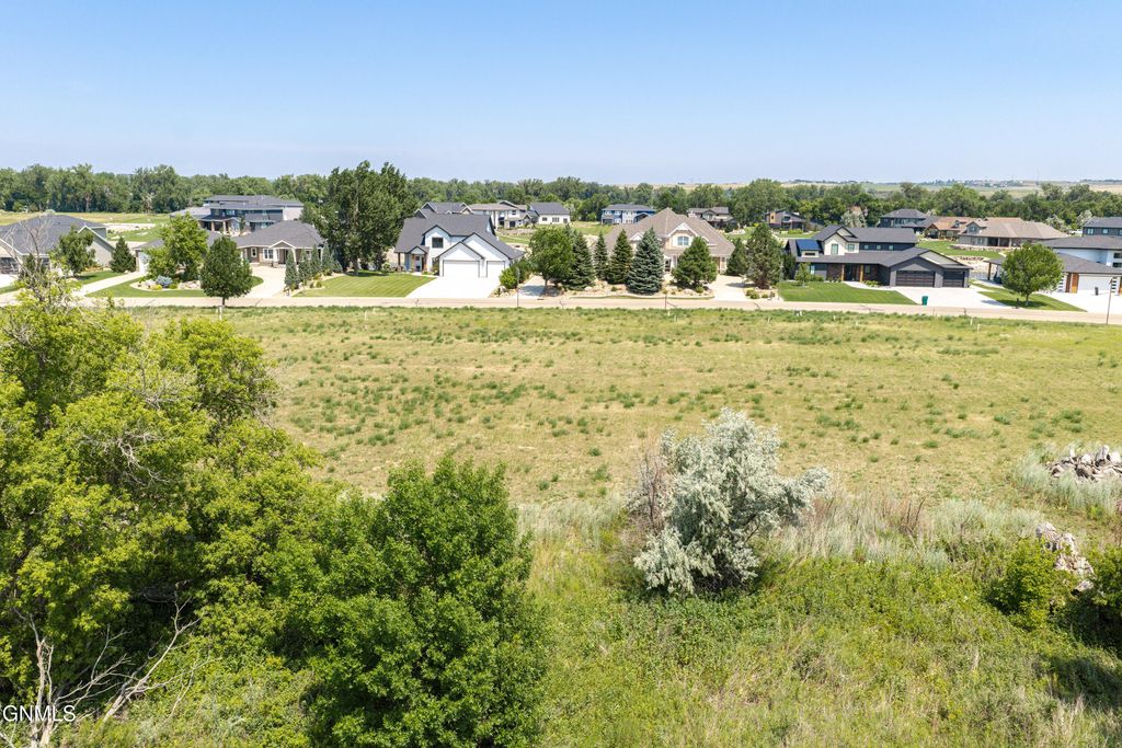 5924 Misty Waters Drive, Bismarck, ND 58503 photo 4