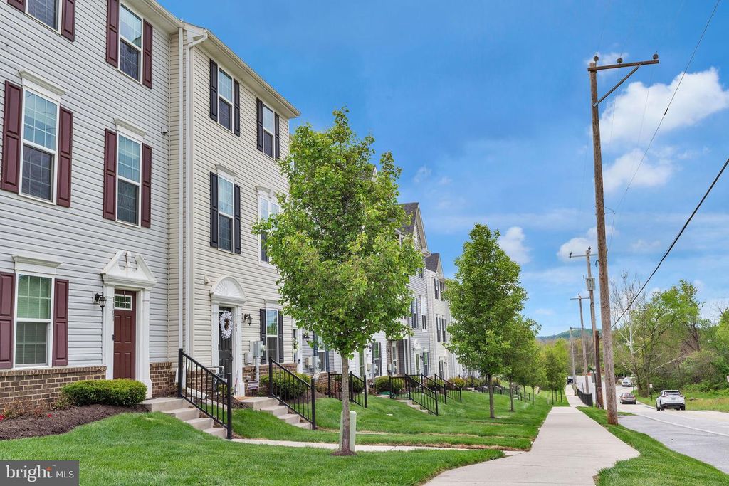 Image 3 of property listing at 1103 UTLEY ALY, Phoenixville, PA 19460