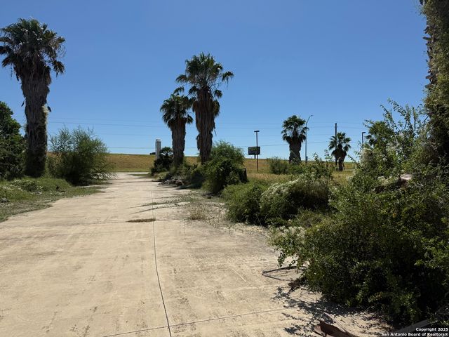 17360 S Ih 35, Dilley, TX 78017