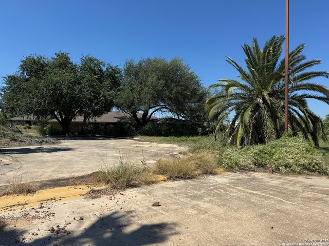 17360 S Ih 35, Dilley, TX 78017