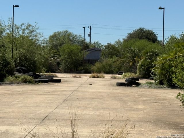 17360 S Ih 35, Dilley, TX 78017