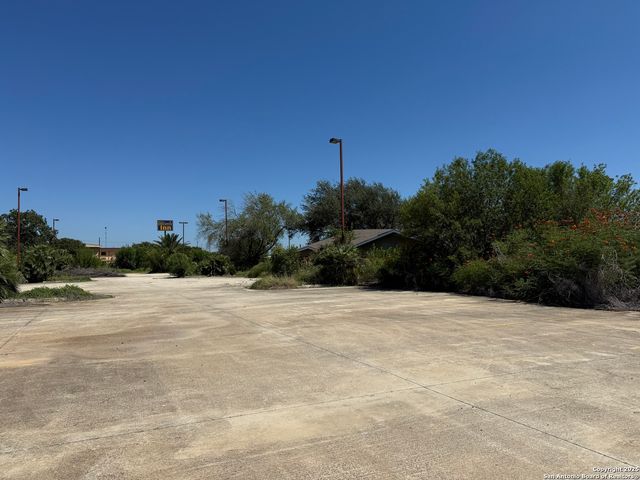 17360 S Ih 35, Dilley, TX 78017