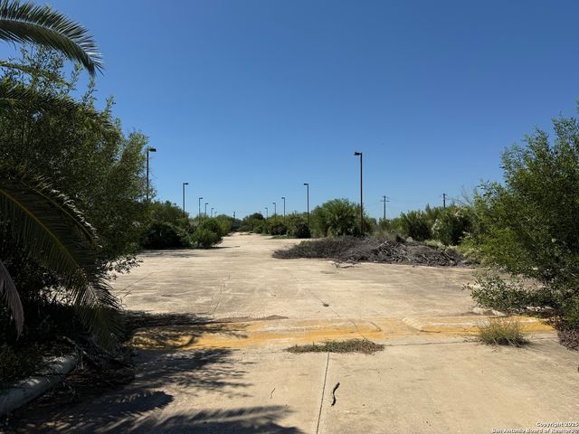 17360 S Ih 35, Dilley, TX 78017