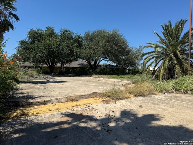 17360 S Ih 35, Dilley, TX 78017