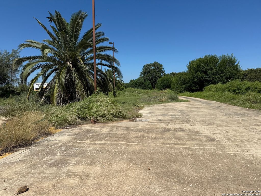 17360 S Ih 35, Dilley, TX 78017