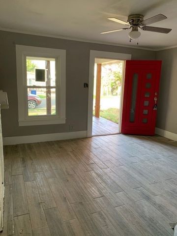 402 Graham Avenue, Dallas, TX 75223