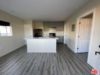 613 W 83rd Street, Los Angeles, CA 90044