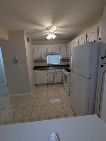 9800 Hollybrook Lake Drive 9-303, Pembroke Pines, FL 33025