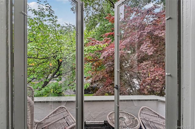 25 Vanderburgh Avenue, Larchmont, NY 10538