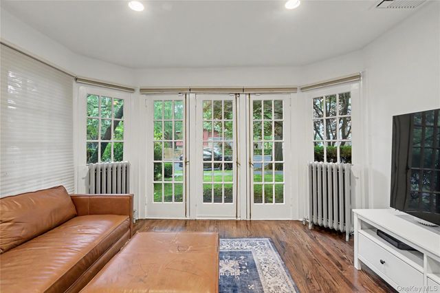 25 Vanderburgh Avenue, Larchmont, NY 10538