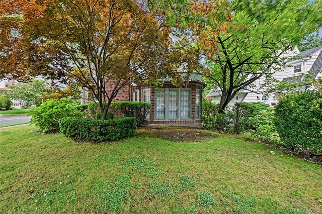25 Vanderburgh Avenue, Larchmont, NY 10538