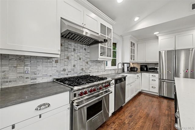25 Vanderburgh Avenue, Larchmont, NY 10538