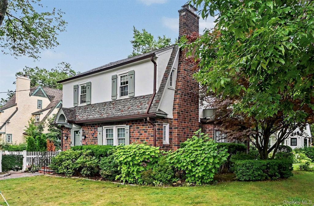 25 Vanderburgh Avenue, Larchmont, NY 10538