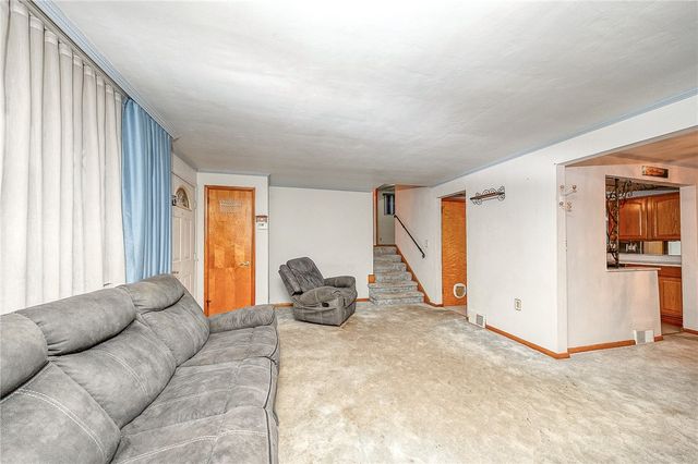 609 Regency Dr, Plum Boro, PA 15239