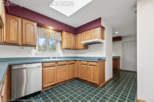 1311 Winchcombe Drive, Bloomfield Charter Township, MI 48304