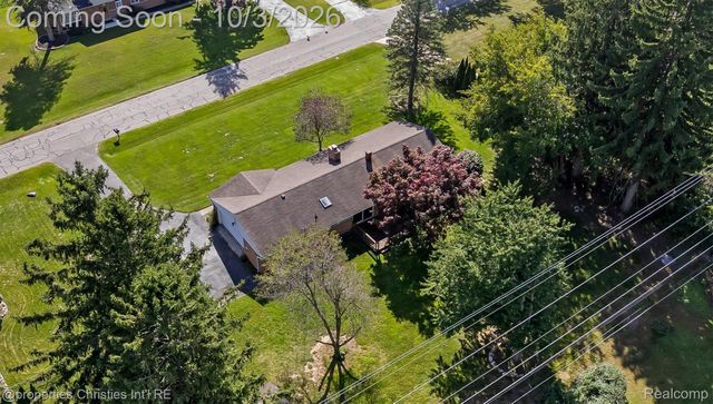 1311 Winchcombe Drive, Bloomfield Charter Township, MI 48304