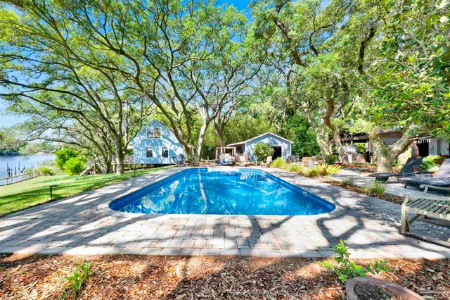 333 Edgewater Dr, Pensacola, FL 32507