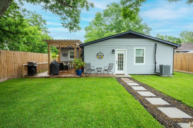 846 S Anderson Street, Angleton, TX 77515
