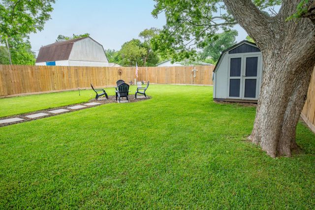 846 S Anderson Street, Angleton, TX 77515