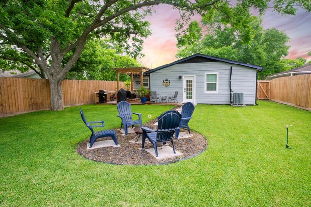 846 S Anderson Street, Angleton, TX 77515