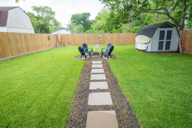 846 S Anderson Street, Angleton, TX 77515